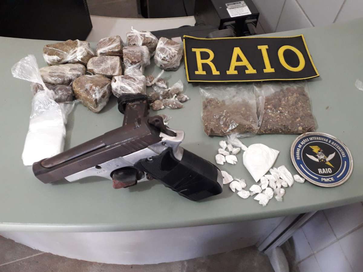 Cpraio Da Pmce Apreende Drogas E Pistola Escondida Em Laje De