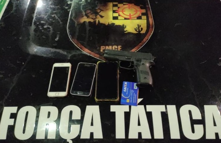 PMCE prende dupla simulacro de pistola e três celulares no Bom