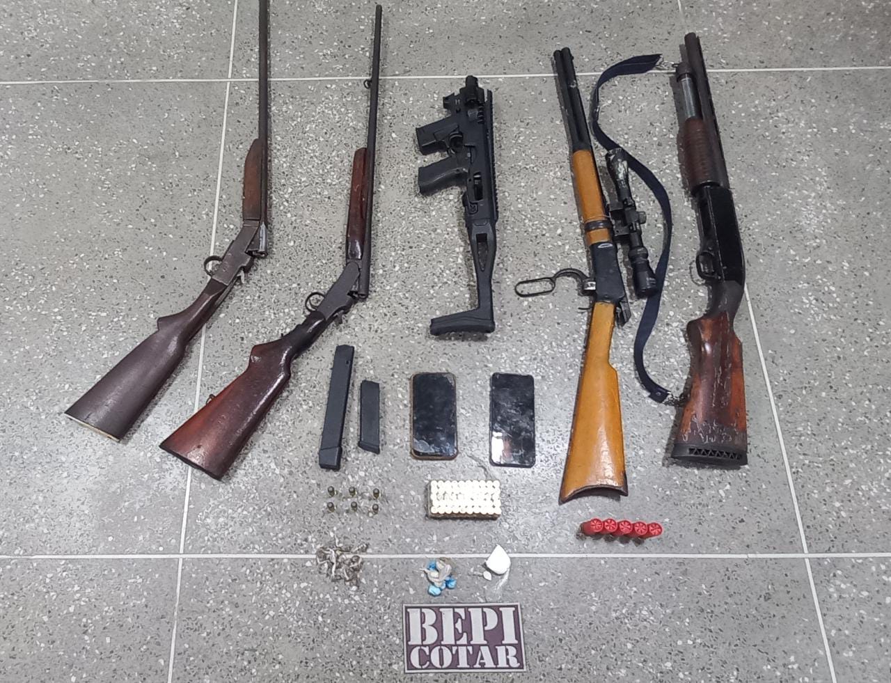 Pmce Prende Dupla Armas De Fogo Muni Es E Drogas Em Casa Em