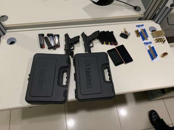 Trio Preso Pela Pmce Duas Pistolas E Quase Muni Es Em