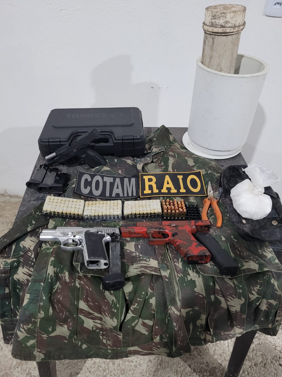 Pmce Localiza Tr S Armas De Fogo V Rias Muni Es E Drogas Durante A O