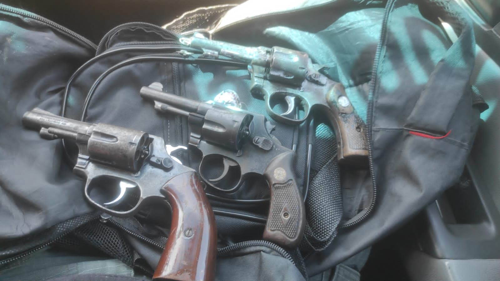 Em Reriutaba BPRE da PMCE apreende três armas de fogo e prende quatro