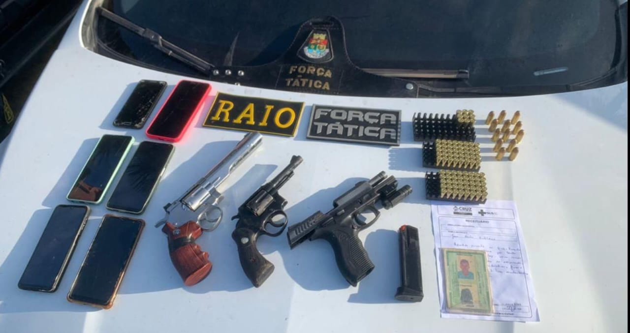 Polícia Militar prende quatro pessoas e aprende armas e munições após