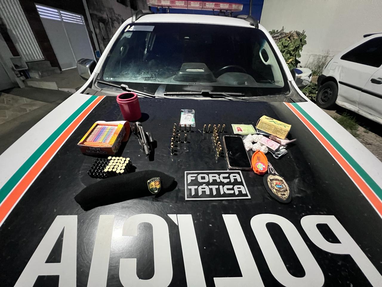 Força Tática da PMCE prende casal portando arma de fogo e drogas em