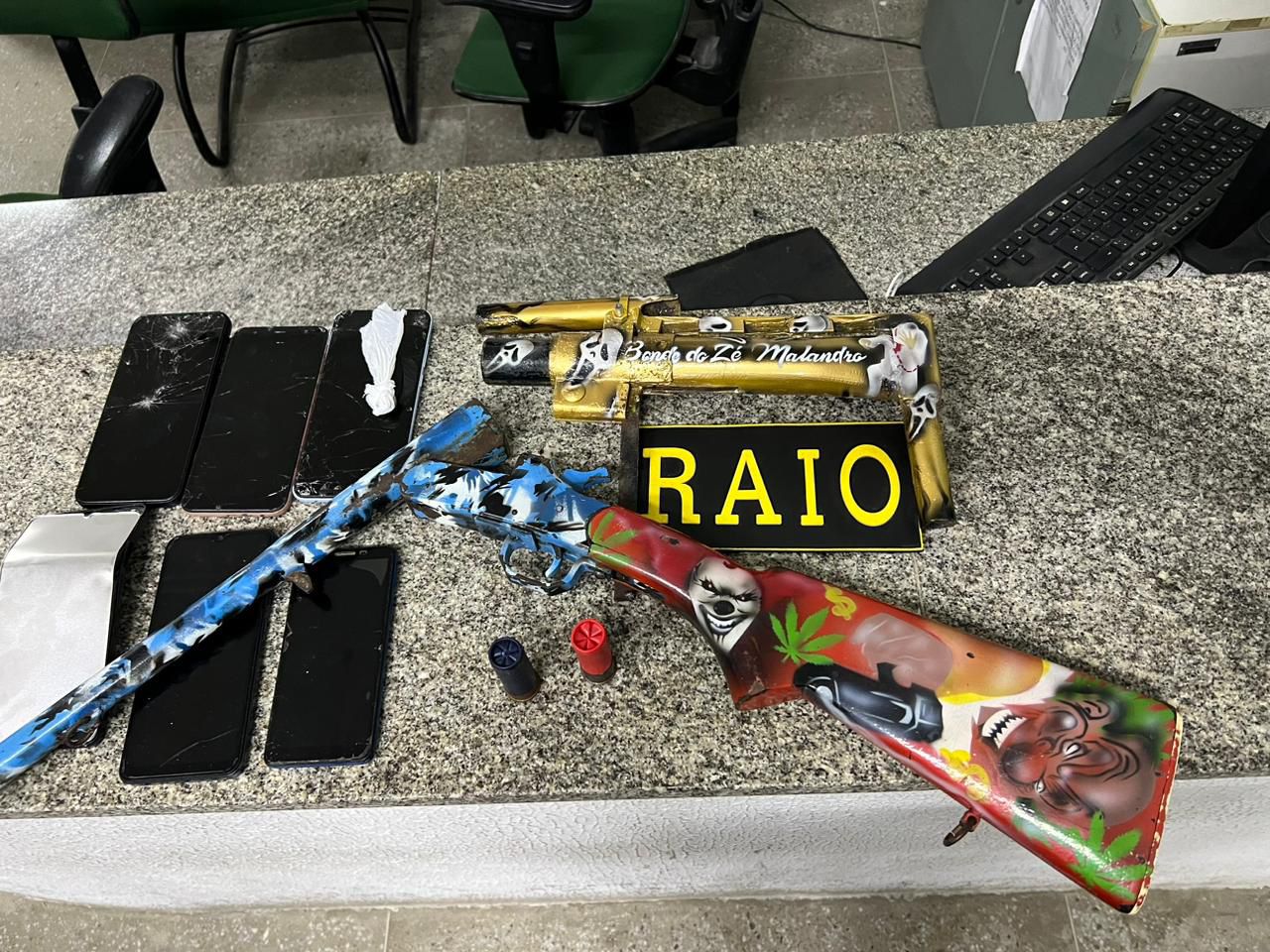 CPRAIO da PMCE prende cinco indivíduos e apreende duas armas e droga em